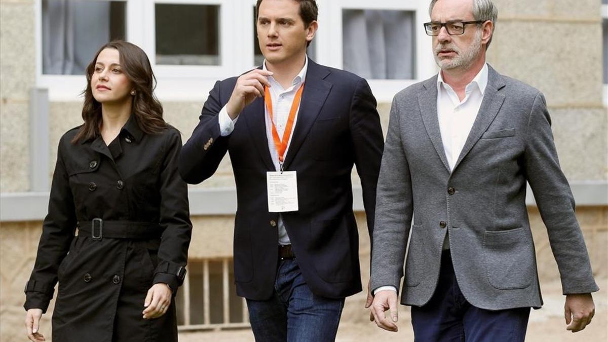 El líder de Ciudadanos, Albert Rivera (centro), el secretario general del partido, José Manuel Villegas (derecha), y la portavoz de la Ejecutiva y secretaria de Formación, Inés Arrimadas.