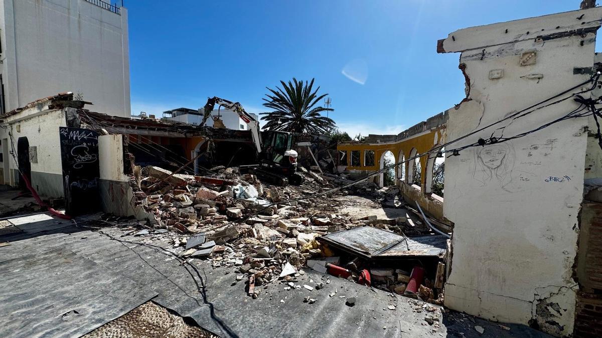 Comienza la demolición de la antigua Discoteca Narixa en Nerja para la creación de un mirador panorámico.