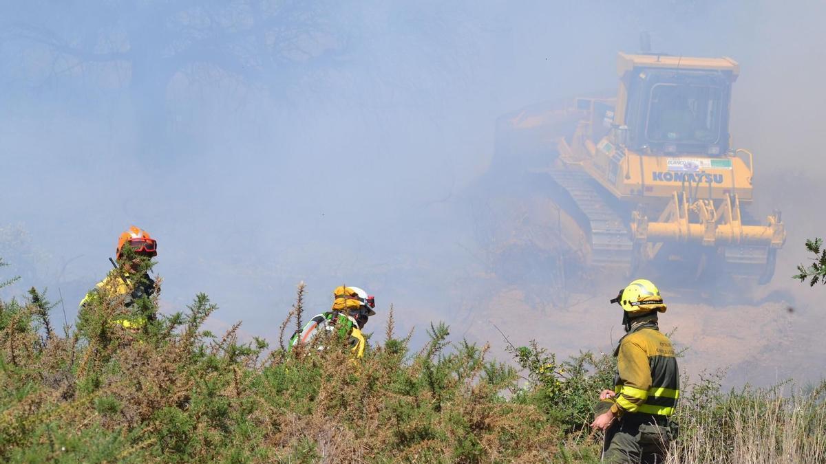 La cuadrilla y el bulldozer en un incendio en Val de Santa María.