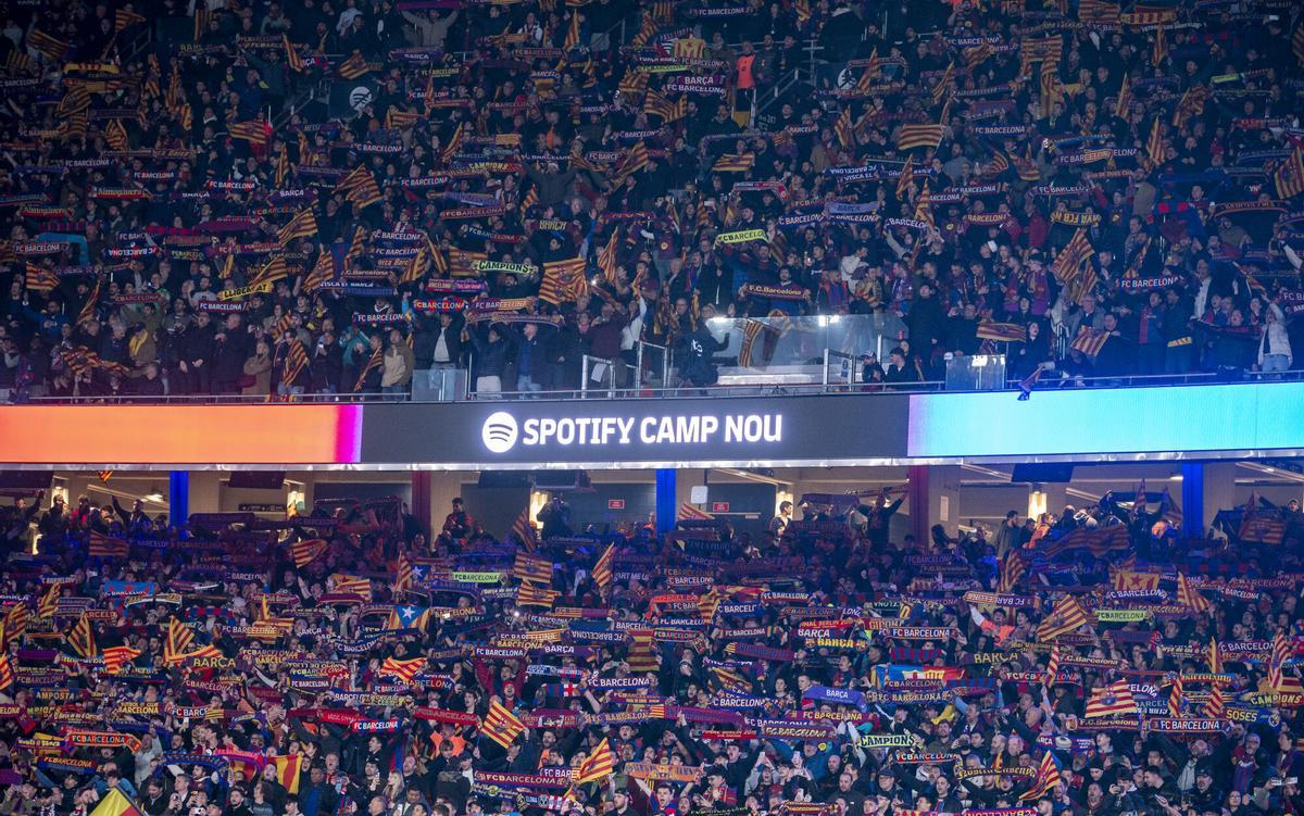 Aficionados del FC Barcelona en las gradas del Camp Nou.