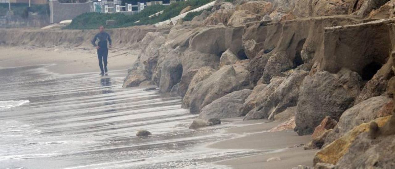 Costas vuelve a inyectar más arena en dos playas de Cullera