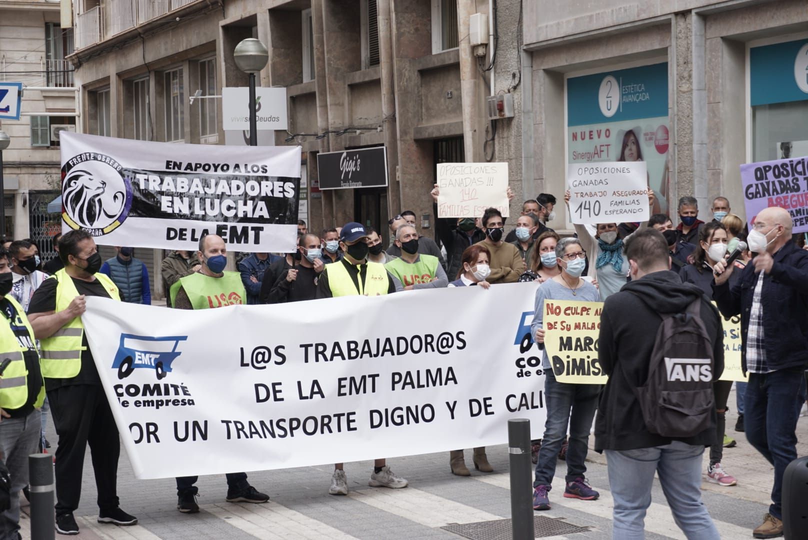 Empleados de la EMT se manifiestan para pedir la dimisión del gerente