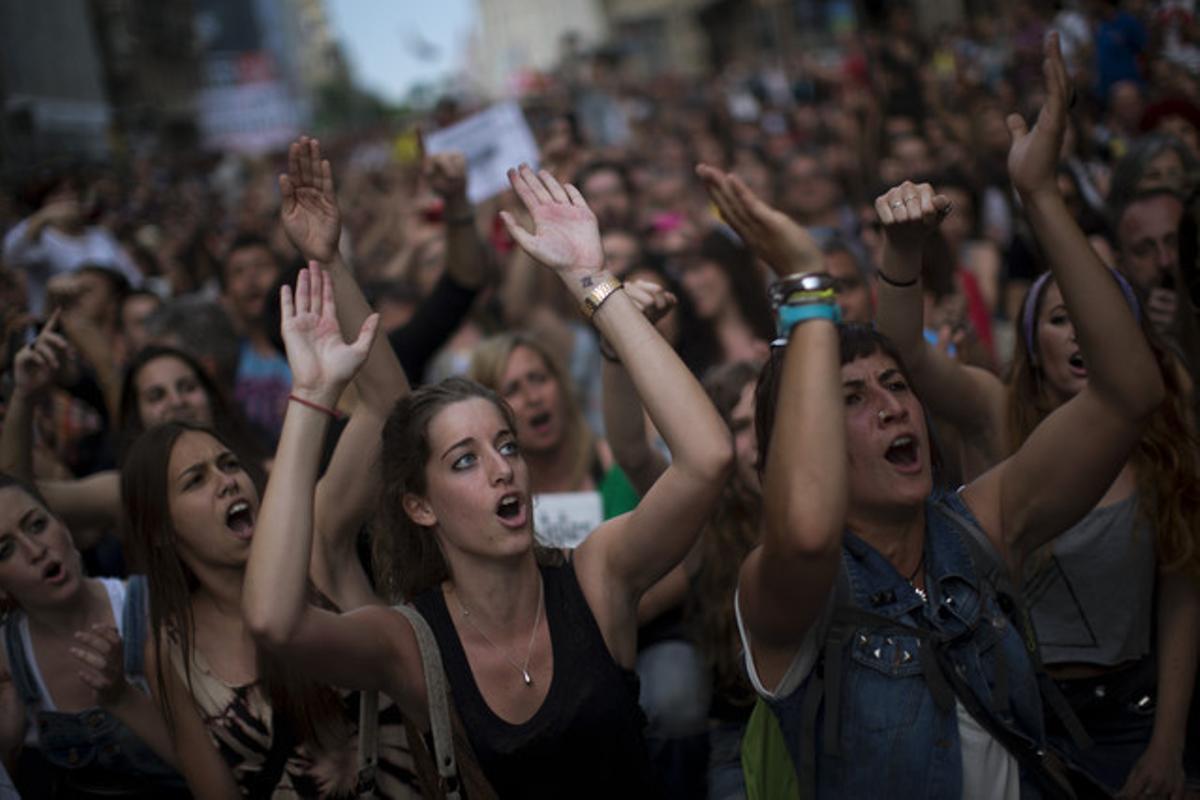 En la manifestación por las calles más céntricas de Barcelona, los manifestantes del movimiento reivindicativo se hicieron oir con lemas en contra de los recortes, los políticos y la alta tasa de paro