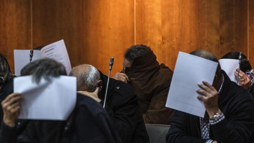 Parte de los diecisiete guardias civiles acusados de supuestos cobros ilegales a los pasajeros del aeropuerto.