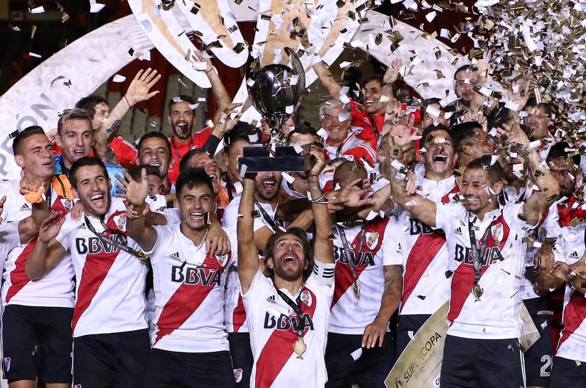 -FOTODELDÍA- BAS536. MENDOZA (ARGENTINA), 14/03/2018.- Leonardo Ponzio (c) de River Plate celebra su victoria hoy, miércoles 14 de marzo de 2018, tras la final de la Supercopa Argentina en el estadio Malvinas Argentinas en Mendoza (Argentina). EFE/Nicolás Aguilera