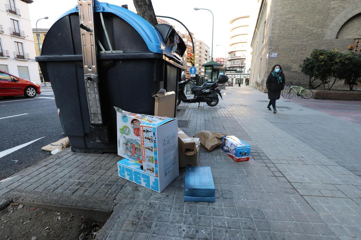 Los días 24 y 31 de diciembre no hay recogida. Las cajas, embalajes y papeles de regalo: mejor guardarlos dentro de casa hasta el día siguiente.
