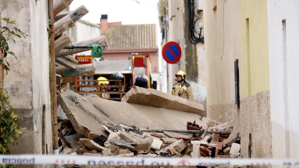 Paret esfondrada d'una casa a Vilanova de Bellpuig