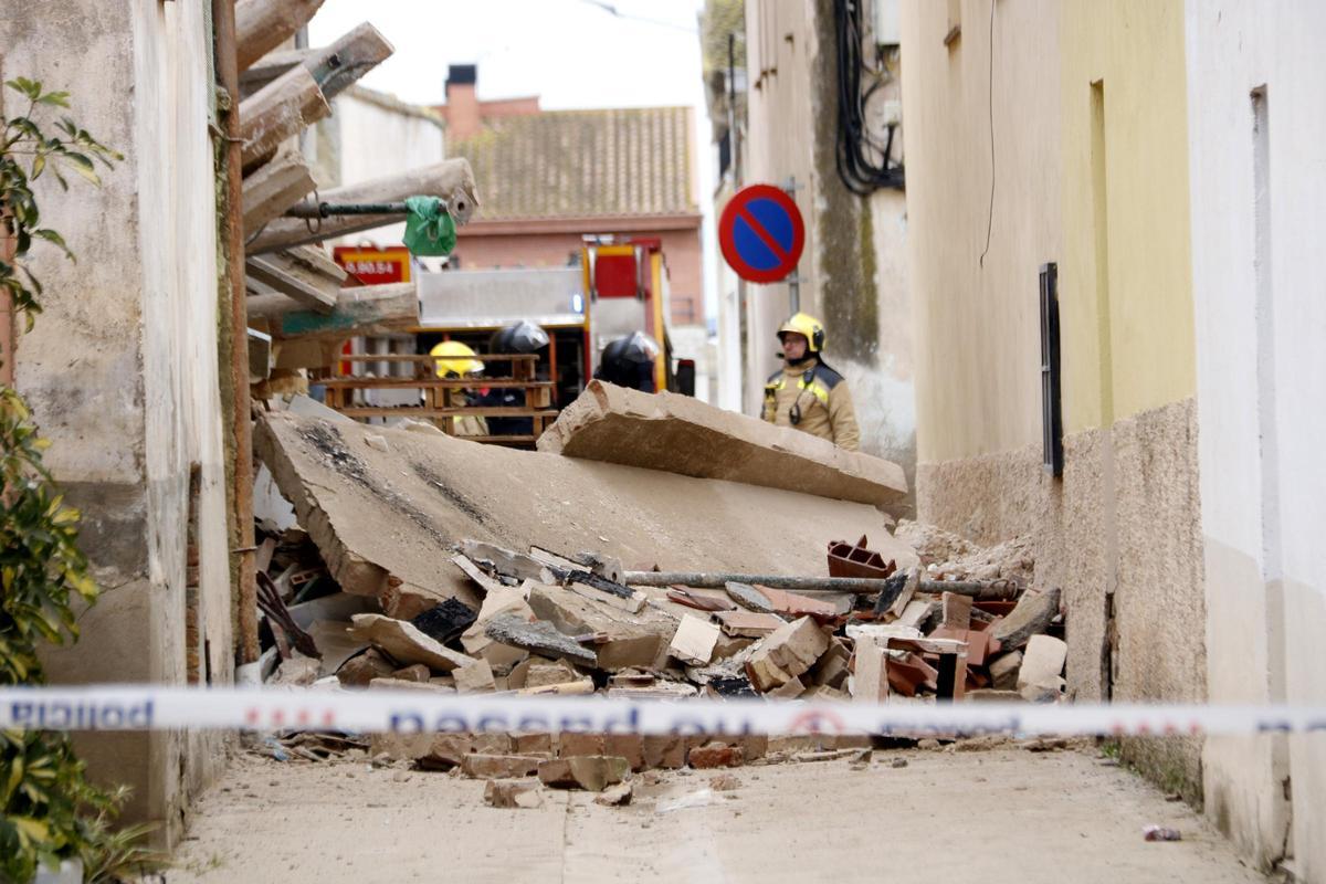 Paret esfondrada d'una casa a Vilanova de Bellpuig