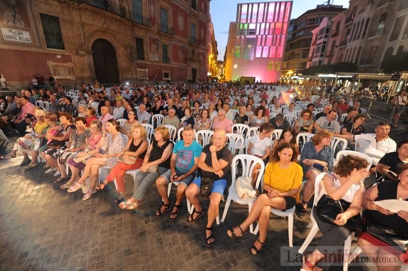 La Antorcha de la Amistad y el Moneo brillan en colores con motivo de este Festival Internacional de Folclore