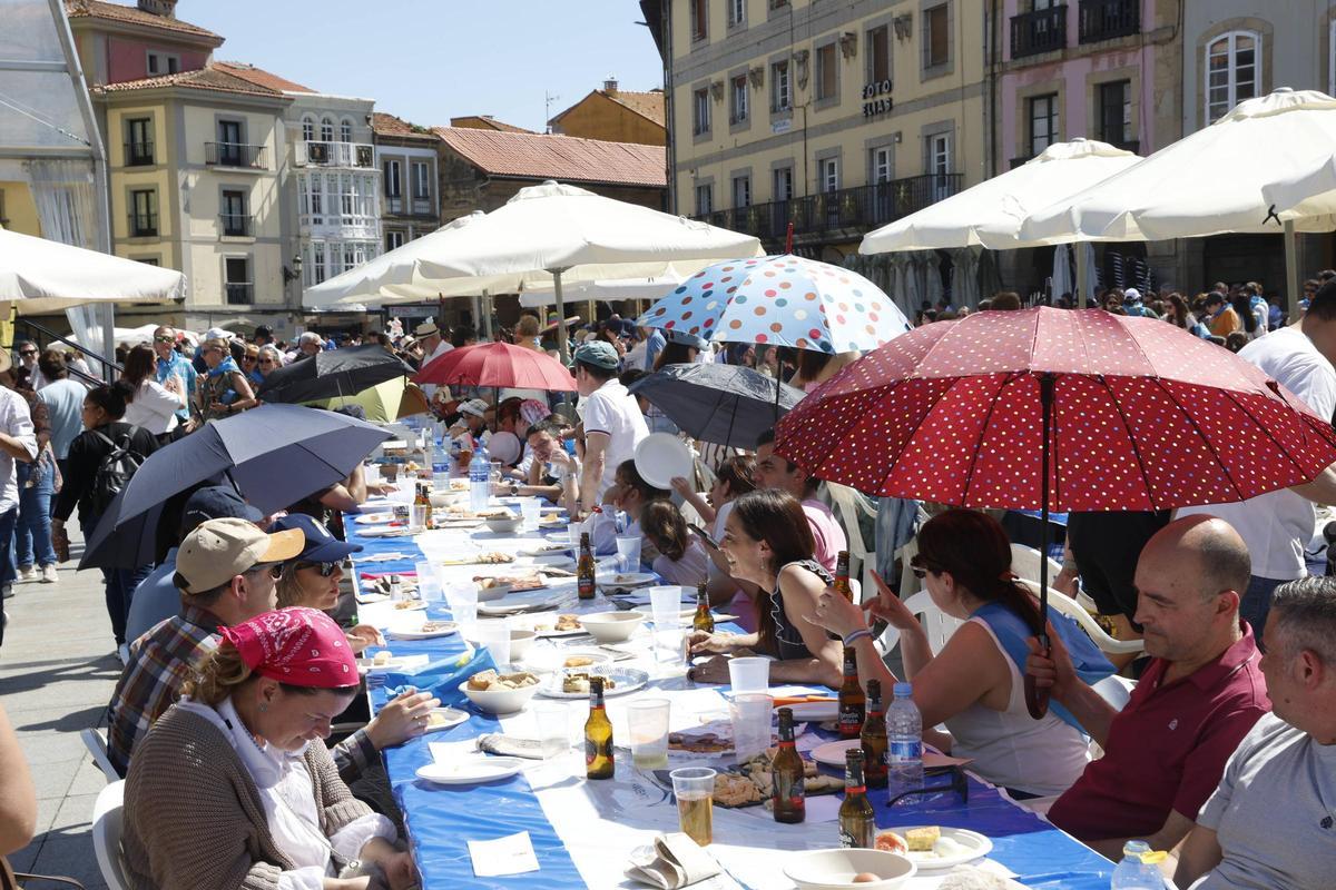 EN IMÁGENES: La multitudinaria Comida en la Calle en Avilés