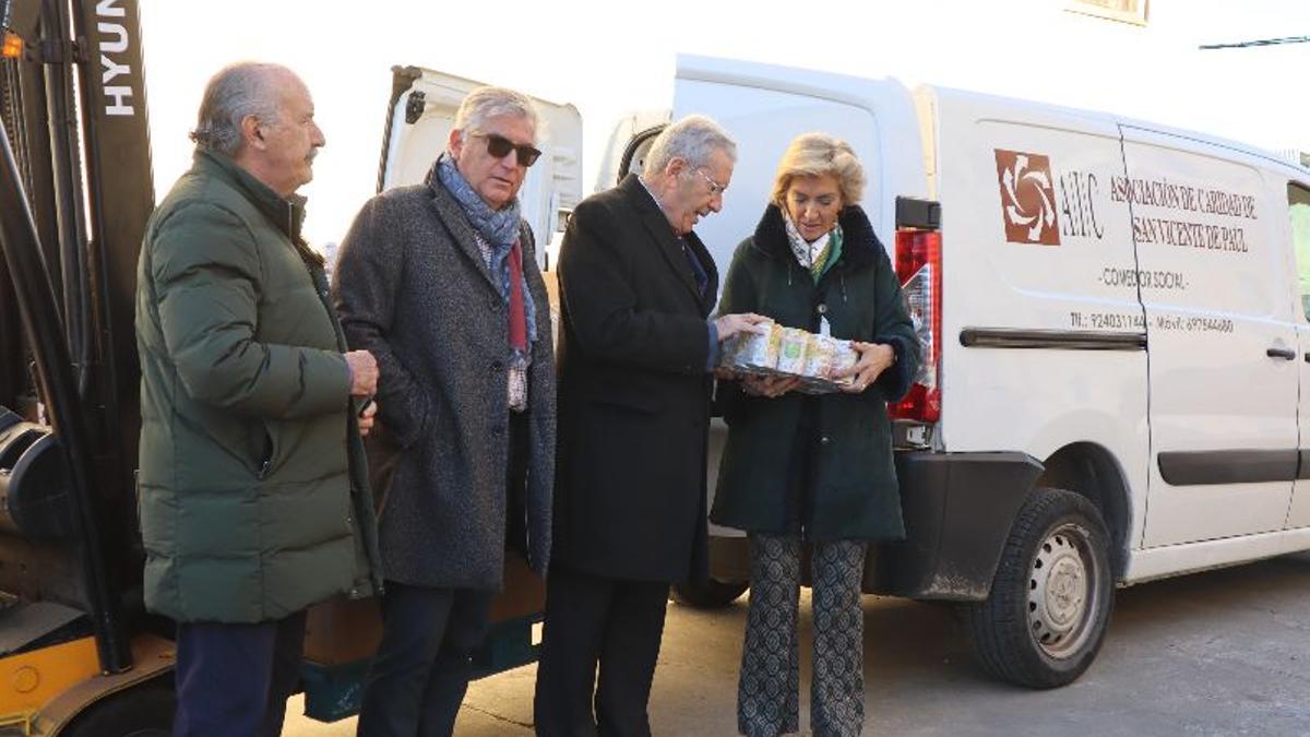 Momento de la entrega en el Banco de Alimentos.