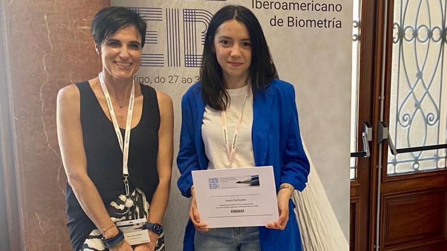 La investigadora Naomi Diz recibe el premio al mejor póster.  | // LOC