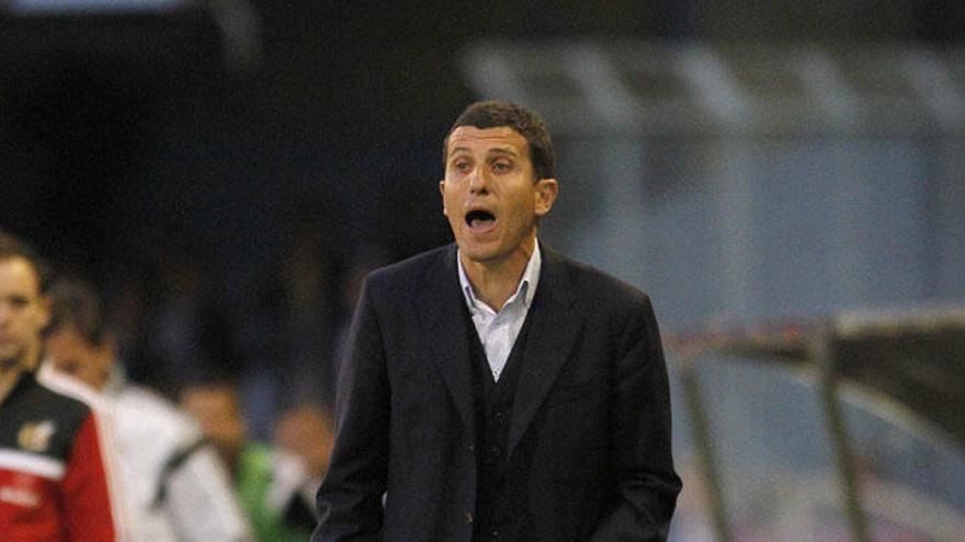 Javi Gracia da indicaciones técnicas durante un partido.