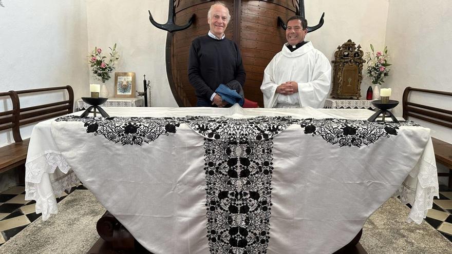 Manuel Ruiz y el párroco Pedro Fernández, con el capote de paseo sobre la mesa, donado como manto para la Virgen. | ANA M. SERRANO