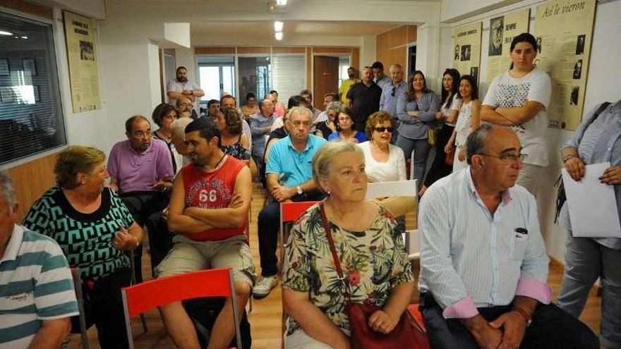 Militantes en la asamblea del PSOE de Vilagarcía.  // Iñaki Abella