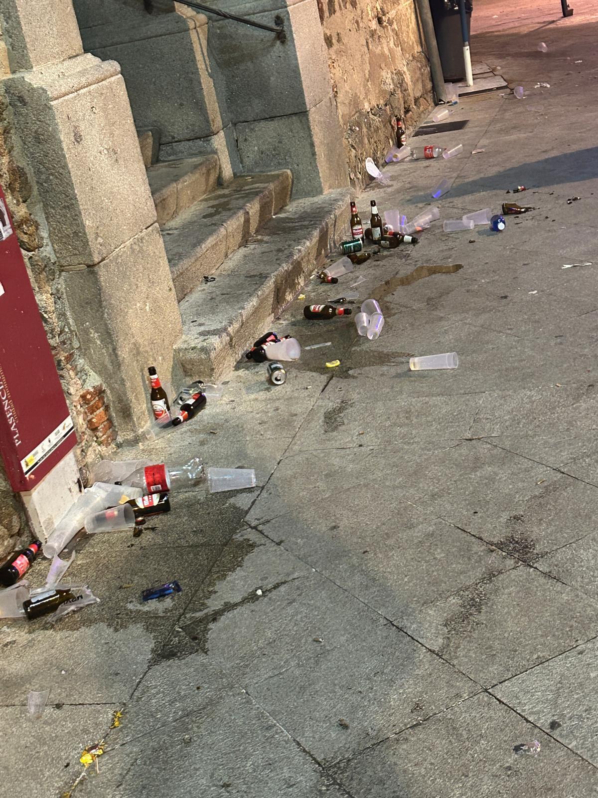 Botellas, vasos y manchas en el centro de Plasencia, en Nochebuena.