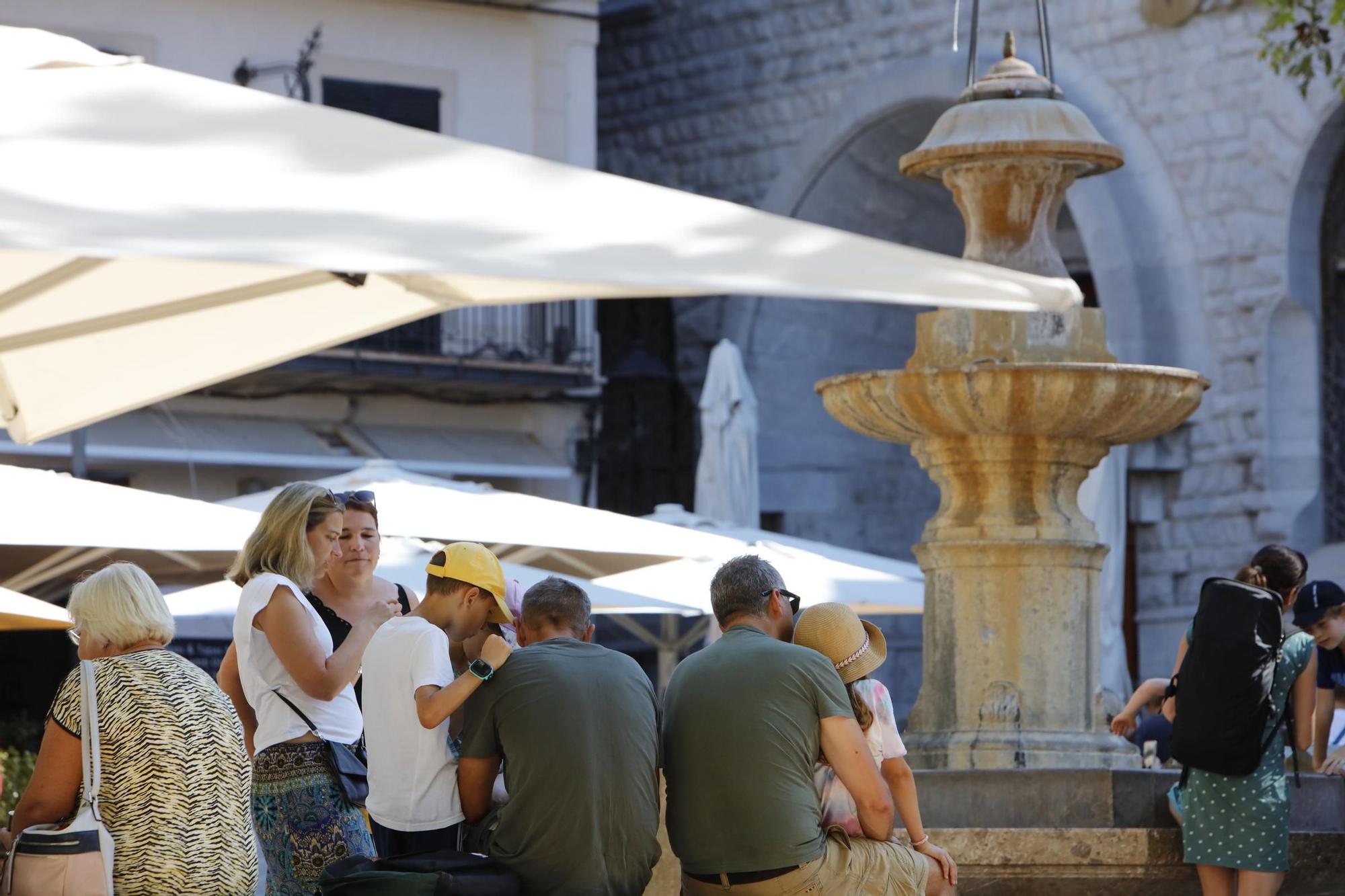 Wie im Hochsommer: Im Zentrum von Sóller auf Mallorca ist es auch im Oktober rappelvoll