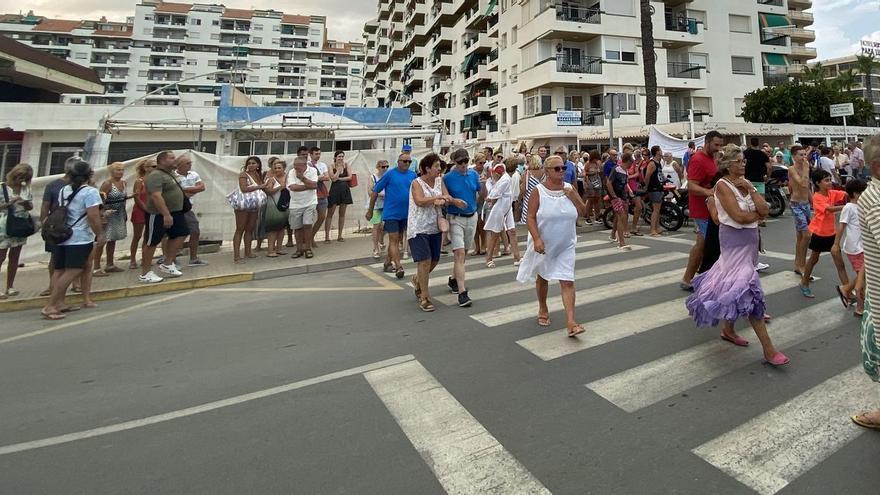 Decenas de familias afectadas protestaron por la situación de los locales de Peñíscola Playa y paralizaron el tráfico de la avenida Papa Luna de Peñíscola.