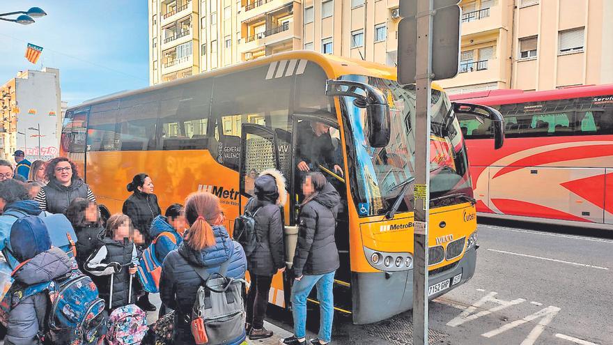 Un autobús escolar se lleva a cocheras a un niño de 4 años que se quedó dormido de camino al colegio en València