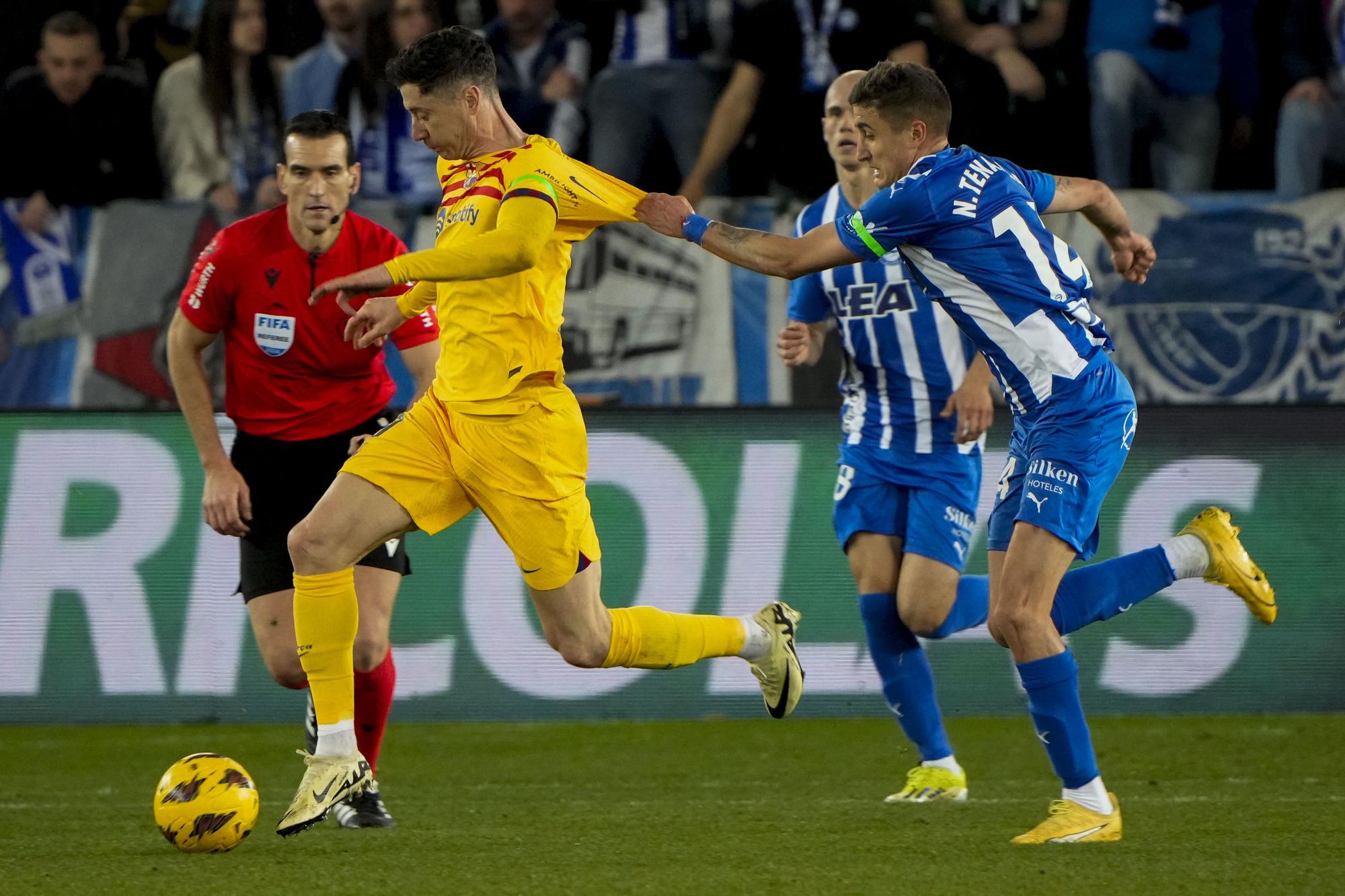 Lewandowski adelanta al Barcelona al descanso en Vitoria (0-1)