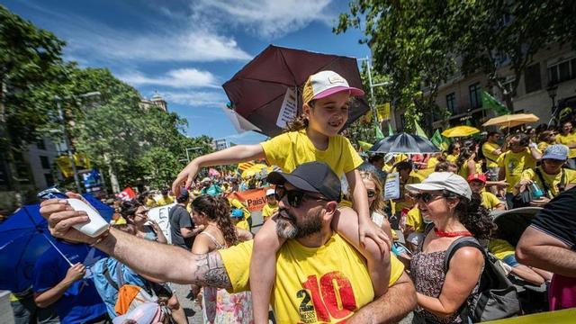 Manifestació de famílies demanant més inversió en educació, aquest juny a Barcelona.