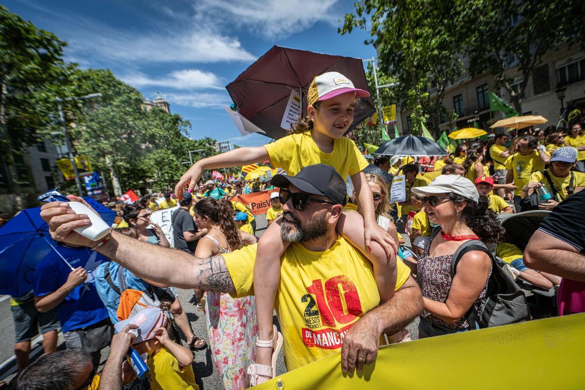 Manifestación de familias pidiendo más inversión en educación, este junio en Barcelona.