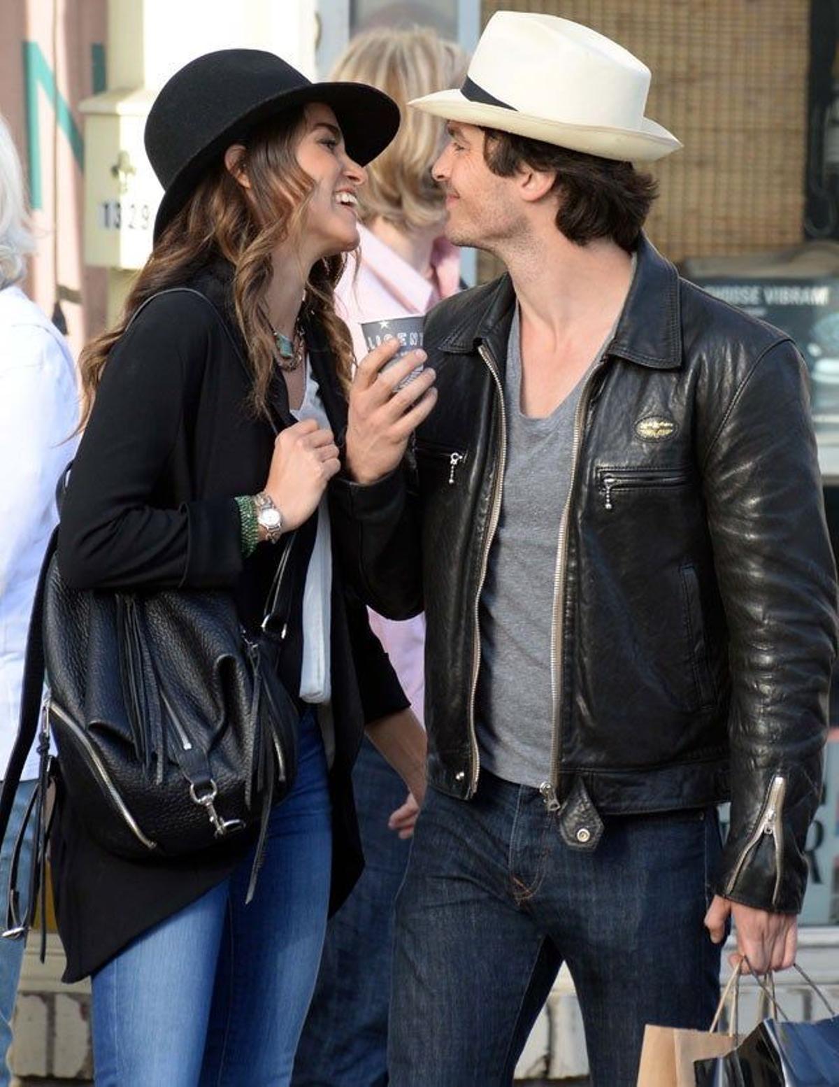 Nikki Reed le da un beso a Ian Somerhalder