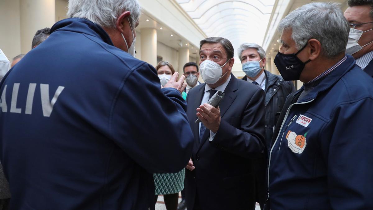 Agricultores de Castellón hablaron con el ministro Planas tras su intervención en el Senado.