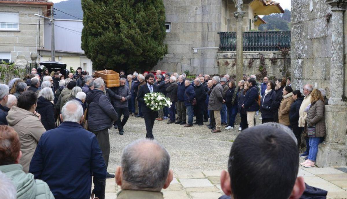 Entrada del féretro de Manuel Currás en la iglesia de Meira. | GONZALO NÚÑEZ
