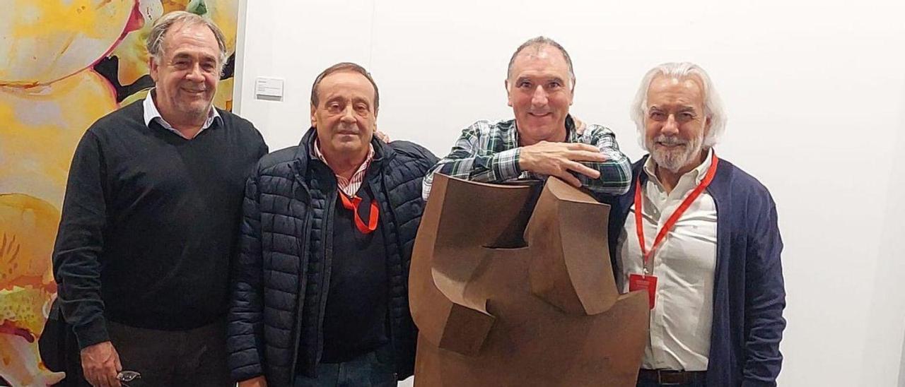 Beny Fernández sobre la obra de Pazos, que se encuentra tras él. | // FDV