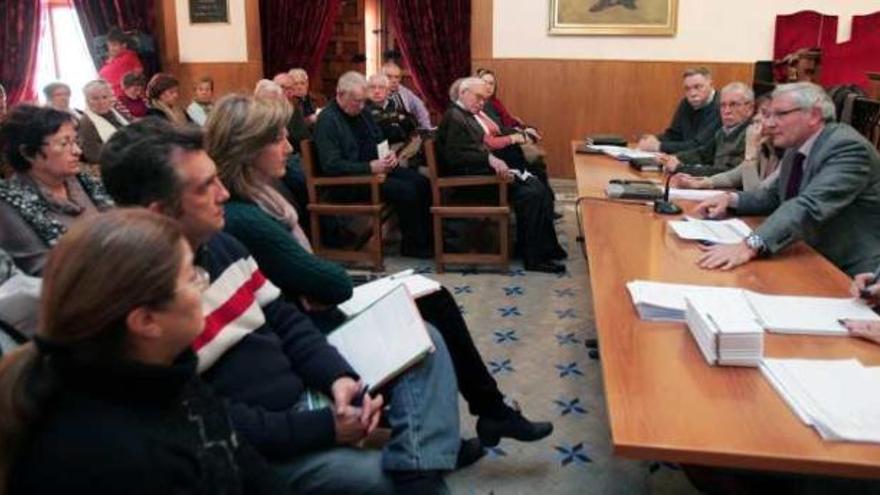 El Consejo Municipal del Mayor, que se celebró ayer en el Salón de Plenos del Ayuntamiento.