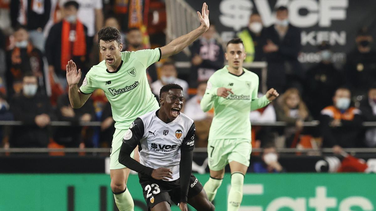 Ilaix recibe una falta durante el Valencia - Athletic de Copa de la 21-22