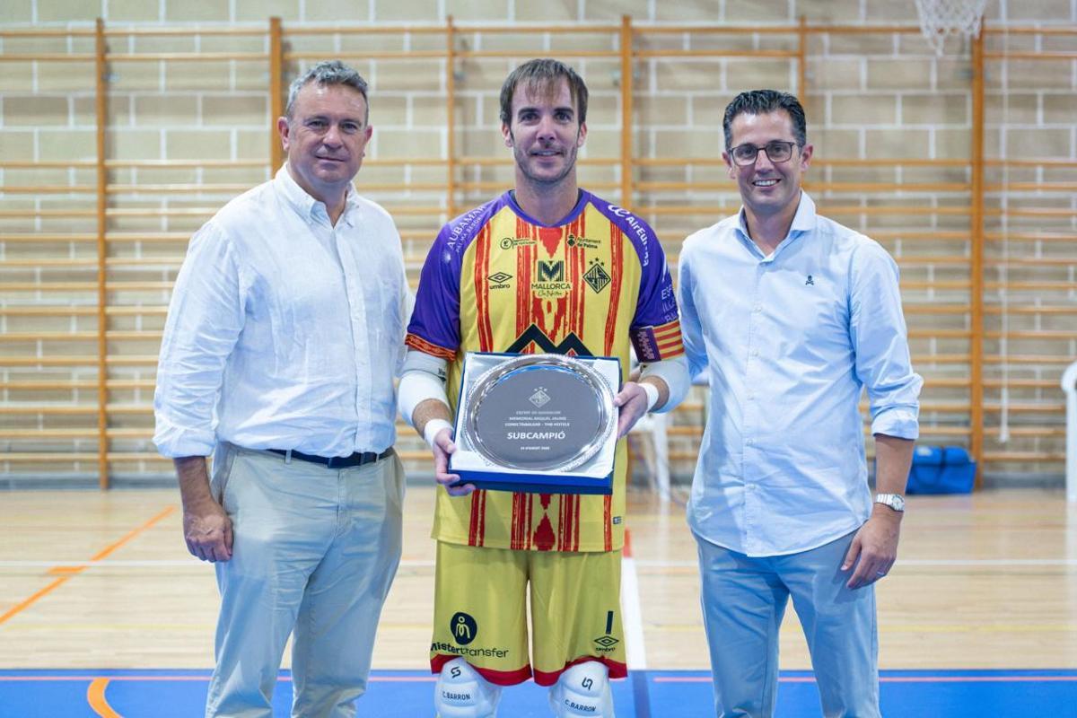 Barrón, como capitán, recoge el trofeo de subcampeón del torneo junto a Juan Carlos Miralles, de THB Hotels, y Joan Miquel Duran, de ConectaBalear.