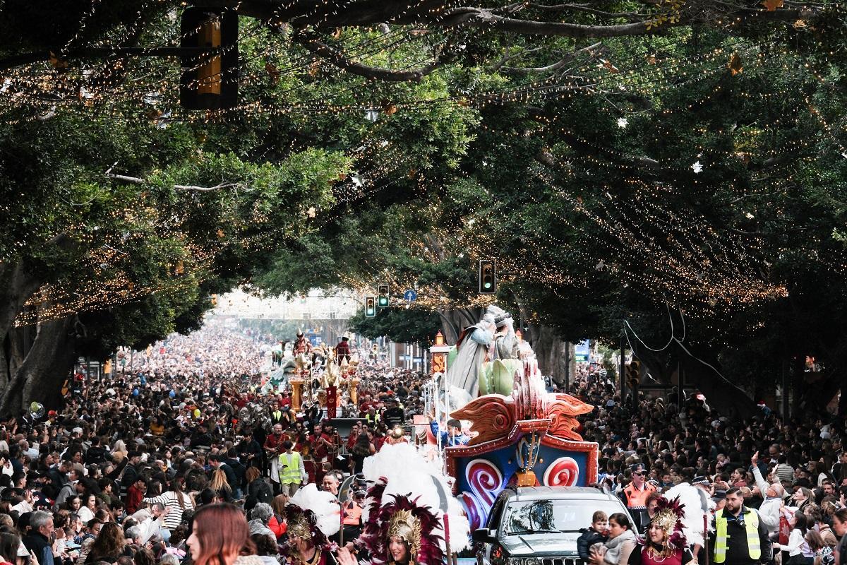 La Cabalgata de los Reyes Magos, a su paso por la Alameda Principal.