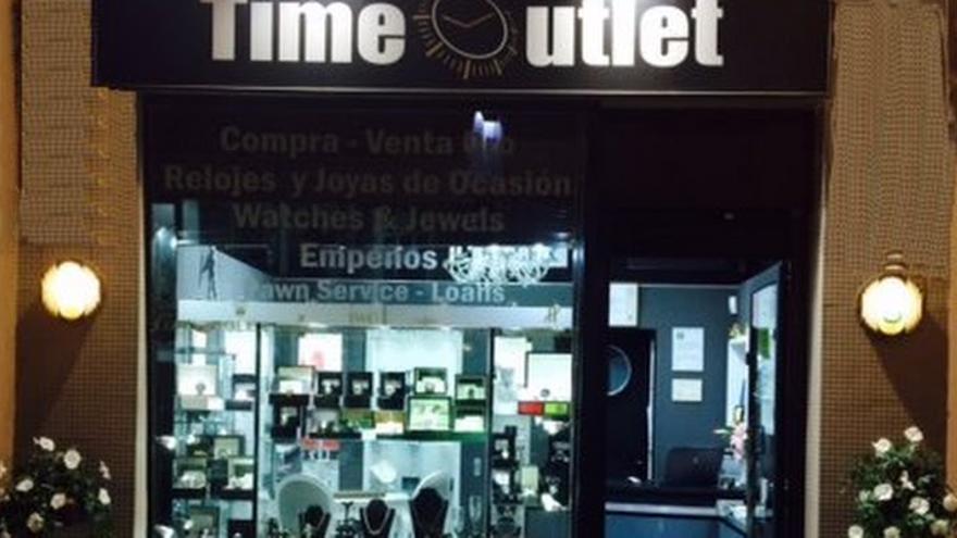 Fachada del comercio atracado, Time Outlet Marbella