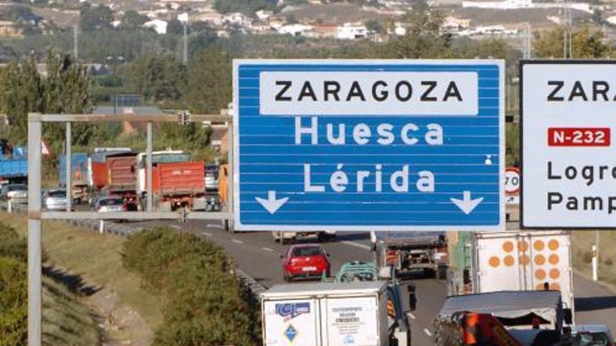 Vehículos pesados circulando por una carretera de la comunidad aragonesa. | EL PERIÓDICO