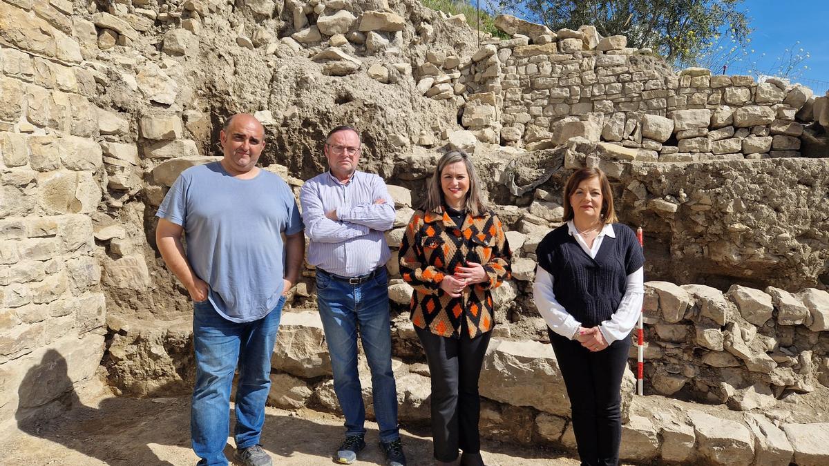 Autoridades y técnicos durante la visita a Torreparedones.