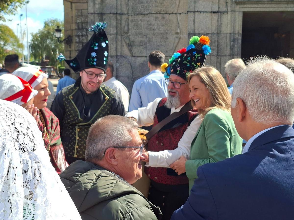 Luisa Sánchez, con vecinos en una romería.