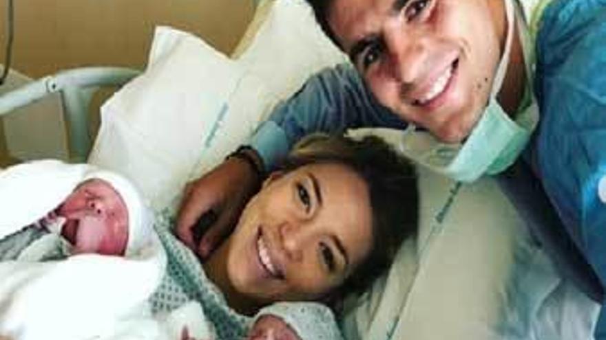 Álvaro Morata y Alice Campello, con sus hijos.