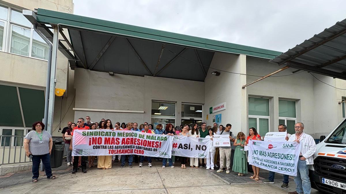 Concentración en el centro de salud de Las Lagunas de Mijas para condenar las últimas agresiones.