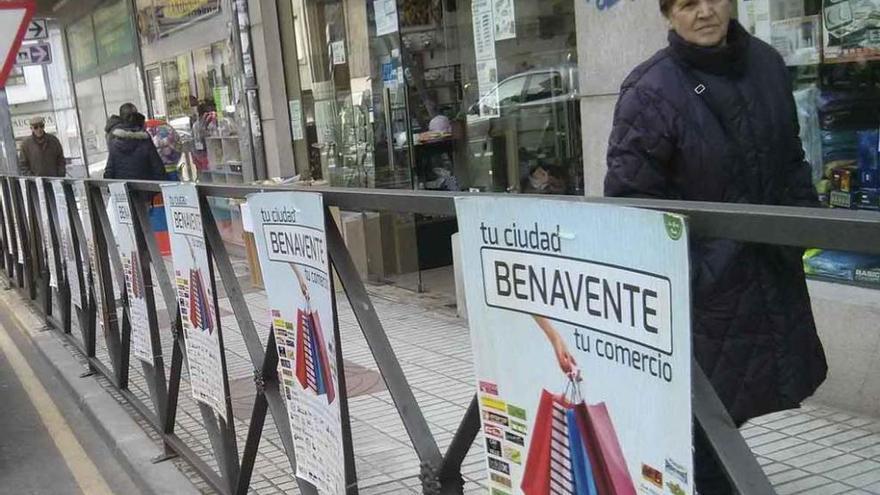 Carteles de una campaña privada, en la Cuesta del Hospital de Benavente, para fomentar el comercio local.