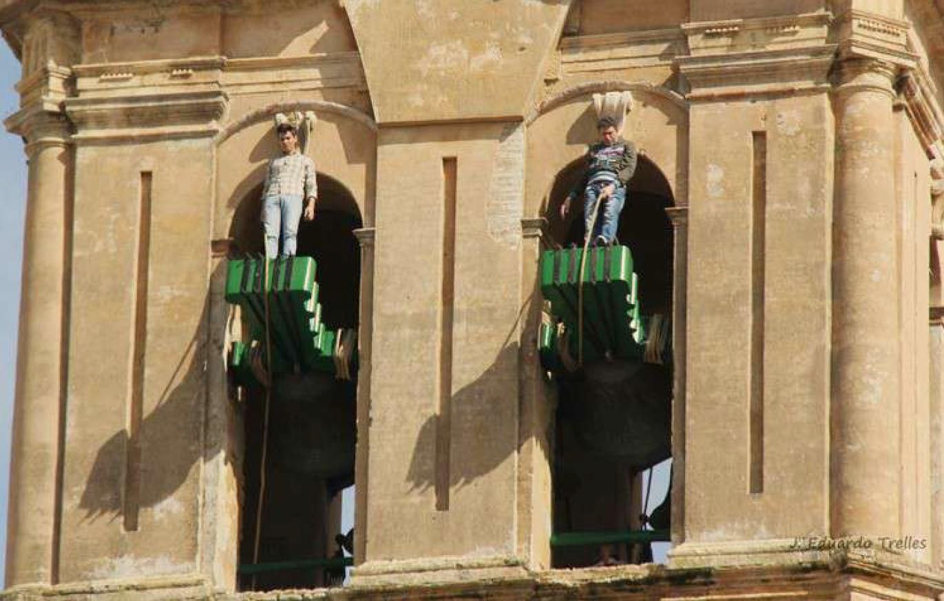 Los campaneros tocando las campanas a mano