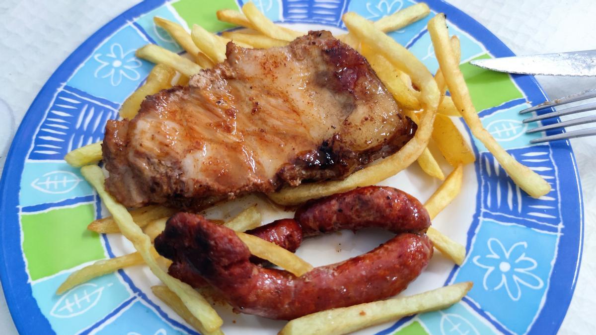 Costillar, chistorra y papas fritas del restaurante Ca la Francisqueta.