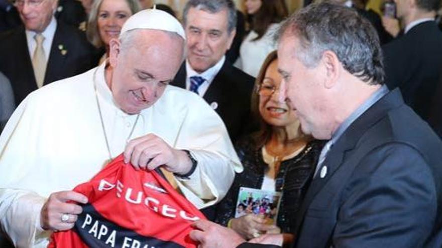 Francisco recibe una camiseta del fútbol Flamengo