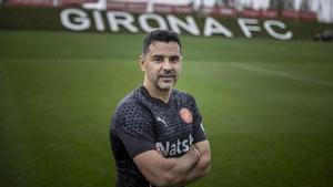 Miguel Ángel Sánchez Muñoz  Míchel  posa en las instalaciones del Centro de entrenamiento La Vinya, en Girona.