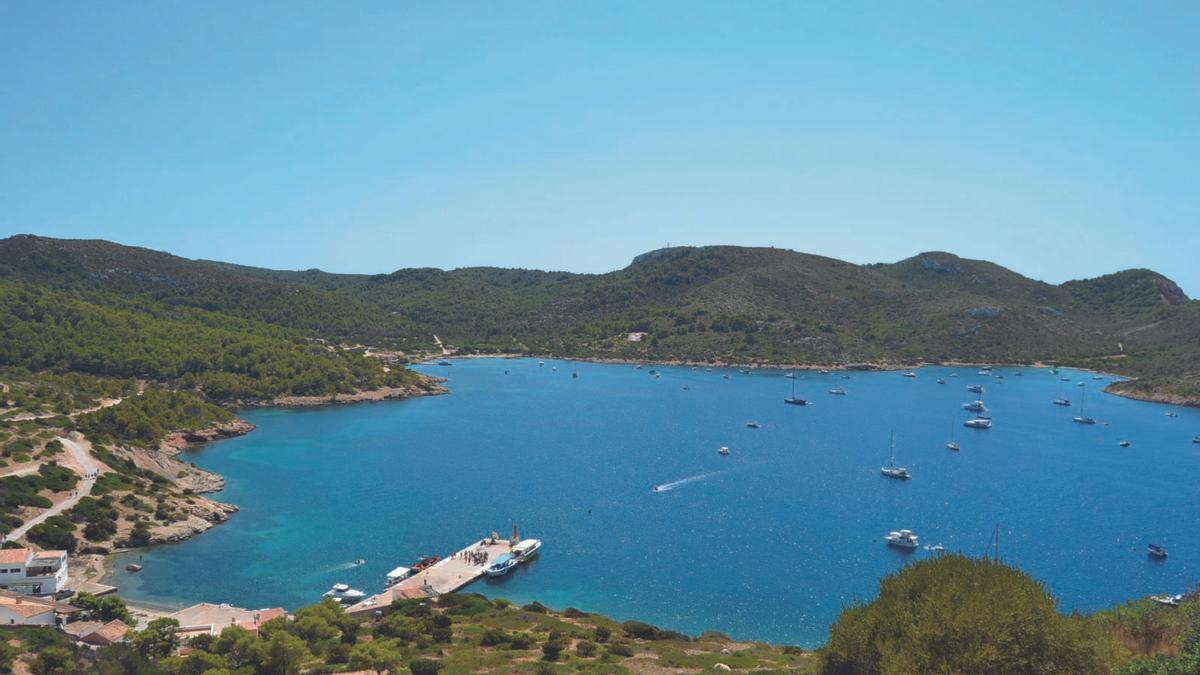 Vista de la ensenada natural del puerto de Cabrera tomada desde el castillo. | J. SITGES