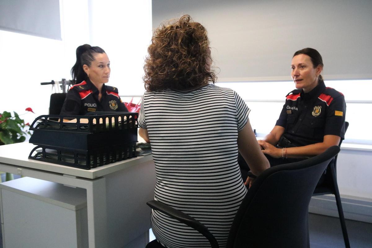 Una reconstrucció, dues mosses atentent una suposada víctima de violència masclista a Girona.