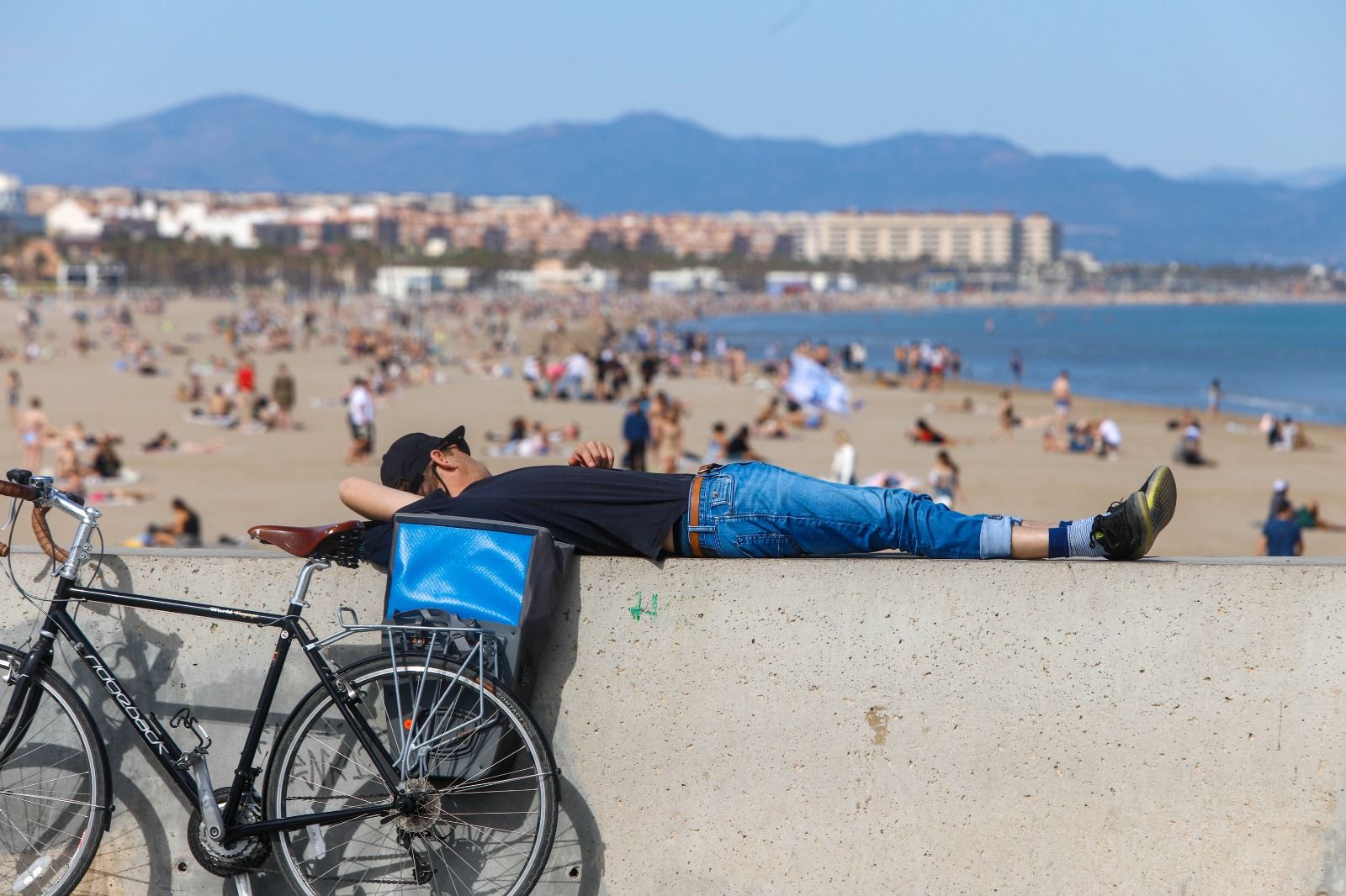 Los valencianos toman la playa en un sábado que roza los 30 grados