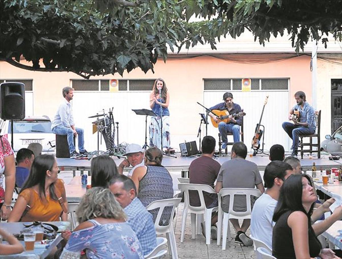 Los vecinos de Nules salen a la calle para mostrar su fervor al patrón en la procesión