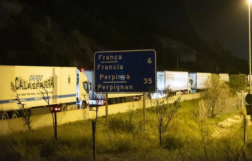 Cues i camions acumulats a la Jonquera per les protestes de les "Armilles Grogues"